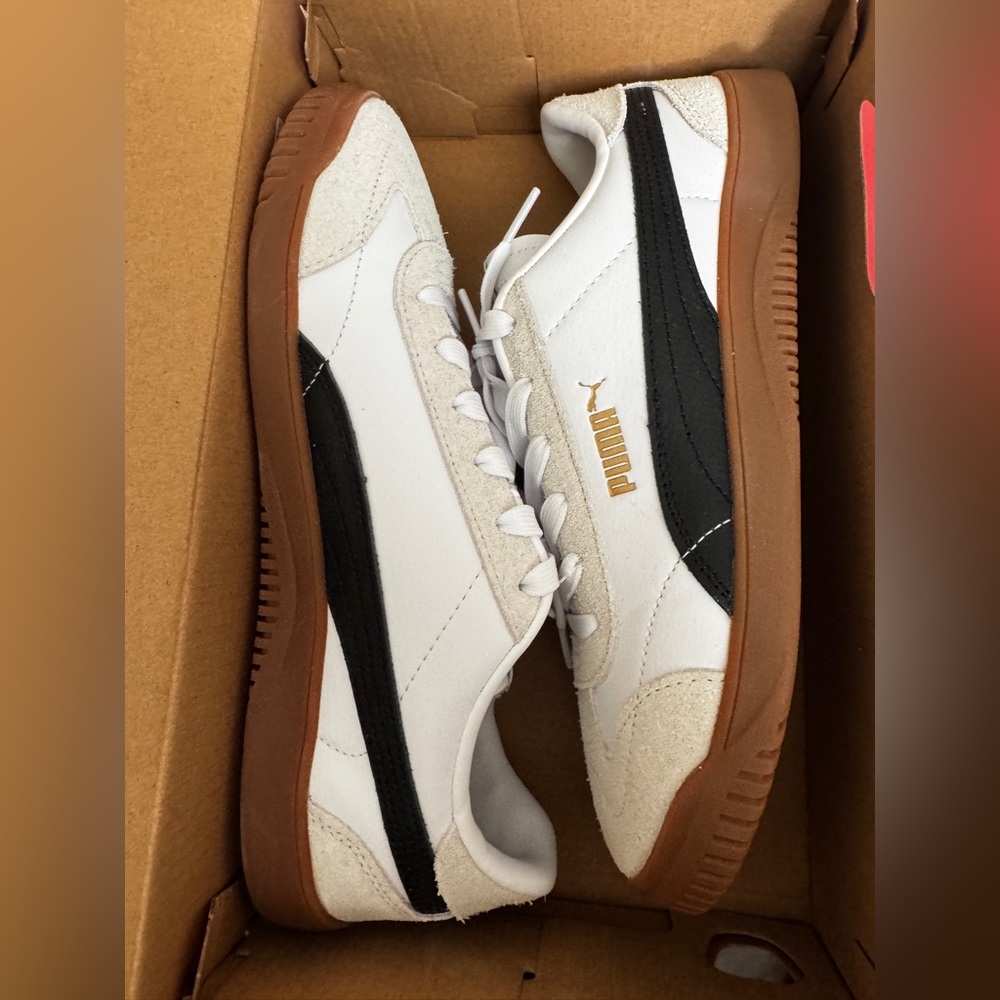 Puma Men’s White Black Gum-sole Classic Sneaker size 9 suede